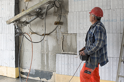 Arbeiter vor offener Wand