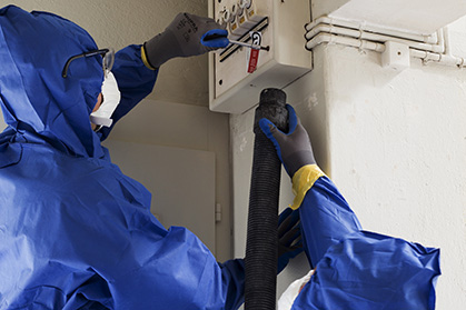 Zwei Arbeiter bei der Asbestsanierung