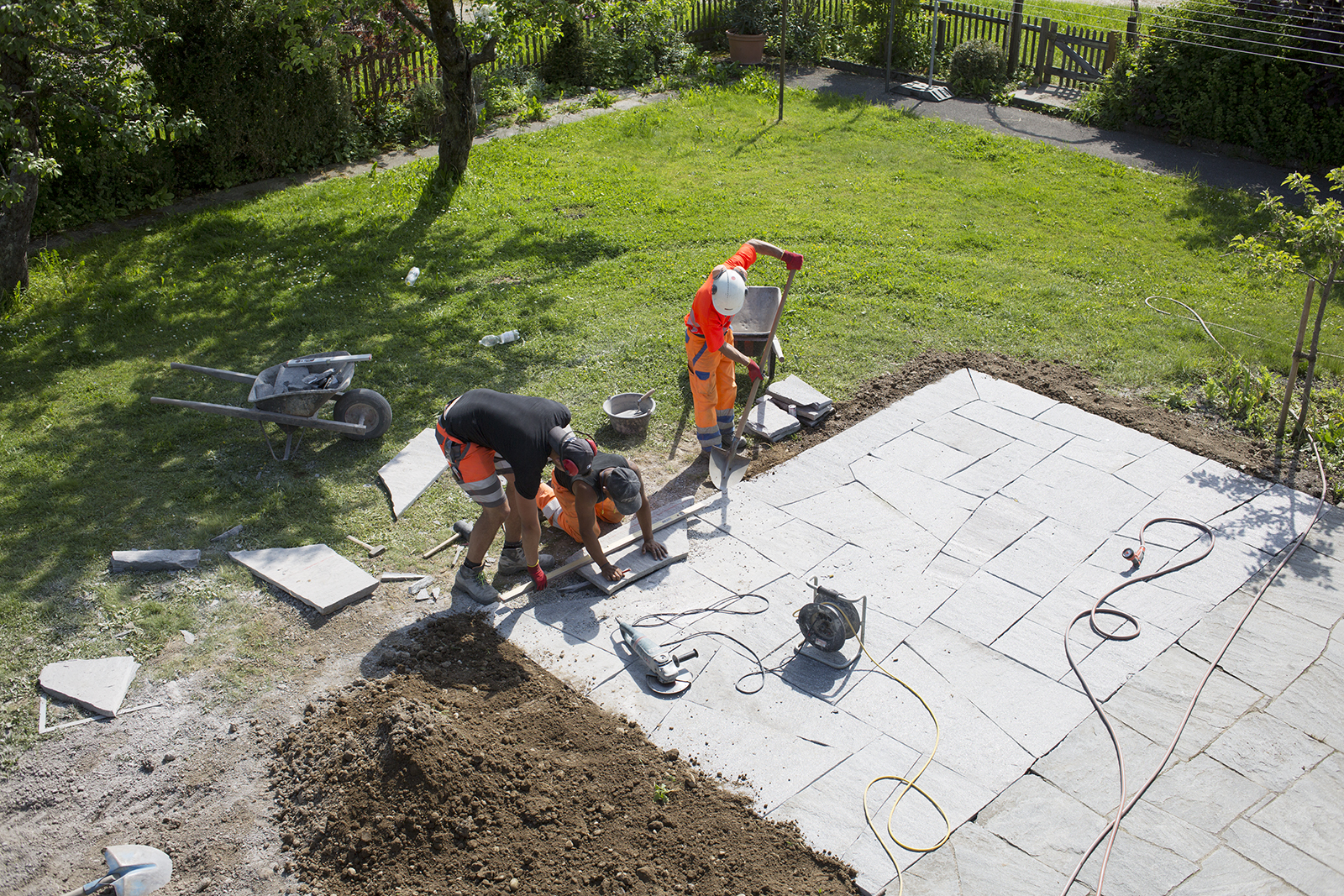Baurbeiter erstellen eine Terrasse